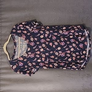 🌸Maurices 24/7 Navy with Floral pattern Hi low Short Sleeve Tee, M